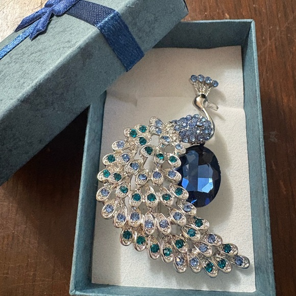 Elegant Silver and Blue Peacock Brooch - Picture 3 of 12